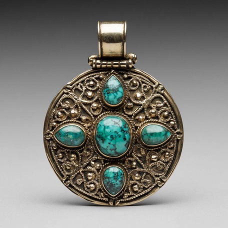 Обереги и талисманы: как носили камни в Средневековье и сегодня